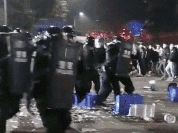 protesters clash with police at antigen kit maker factory in china | कोरोना टेस्ट किट बनवणाऱ्या फॅक्टरीतून लोकांना काढलं बाहेर; पोलिसांवर फेकले औषधांचे बॉक्स protesters clash with police at antigen kit maker factory in china | कोरोना टेस्ट किट बनवणाऱ्या फॅक्टरीतून लोकांना काढलं बाहेर; पोलिसांवर फेकले औषधांचे बॉक्स