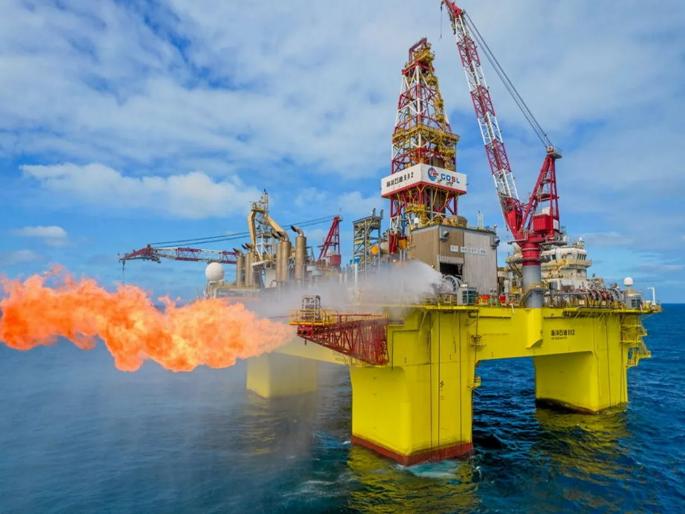 Crisis China found world's largest gas reserves; Signs of rising tensions in the South China Sea | संकट : चीनला सापडला गॅसचा जगातील मोठा साठा; दक्षिण चीन समुद्रात तणाव वाढण्याची चिन्हे Crisis China found world's largest gas reserves; Signs of rising tensions in the South China Sea | संकट : चीनला सापडला गॅसचा जगातील मोठा साठा; दक्षिण चीन समुद्रात तणाव वाढण्याची चिन्हे