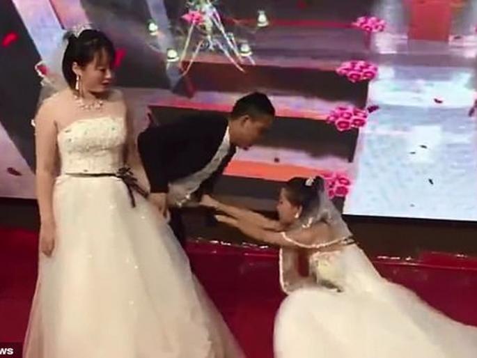 Bride is left in shock after her groom's ex-girlfriend crashes their wedding wearing a bridal go | Video : एक्सच्या लग्नात पोहोचली ती; अन... Bride is left in shock after her groom's ex-girlfriend crashes their wedding wearing a bridal go | Video : एक्सच्या लग्नात पोहोचली ती; अन...