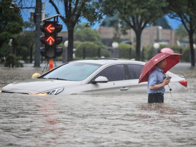 thousands of years of heavy rains in henan Province China | चीनमधील हेनान प्रांतात हजार वर्षांतील प्रचंड पाऊस; शाळा, रुग्णालयांचा संपर्क तुटला thousands of years of heavy rains in henan Province China | चीनमधील हेनान प्रांतात हजार वर्षांतील प्रचंड पाऊस; शाळा, रुग्णालयांचा संपर्क तुटला