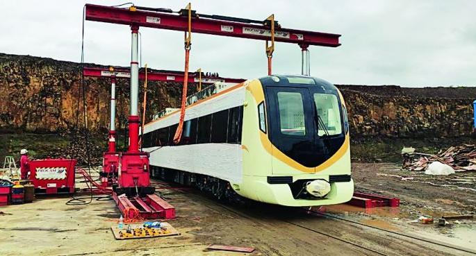Three metro trains come from China to run on the Hinga route | हिंगणा मार्गावर धावण्यासाठी चीनमधून आल्या तीन मेट्रो रेल्वे Three metro trains come from China to run on the Hinga route | हिंगणा मार्गावर धावण्यासाठी चीनमधून आल्या तीन मेट्रो रेल्वे