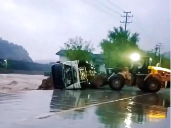 Video chinese bridge collapse kills 11 amid torrential rains state media reports | Video - चीनमध्ये पावसाचा कहर! पूल कोसळल्याने ११ जणांचा मृत्यू, बचावकार्य सुरू Video chinese bridge collapse kills 11 amid torrential rains state media reports | Video - चीनमध्ये पावसाचा कहर! पूल कोसळल्याने ११ जणांचा मृत्यू, बचावकार्य सुरू