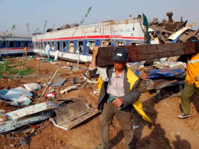 'That' train came around the bend and everything went wrong; 11 workers died in a train accident in China | वळणावर 'ती' ट्रेन आली अन् होत्याचं नव्हतं झालं; चीनमध्ये रेल्वे अपघातात ११ कर्मचाऱ्यांचा मृत्यू