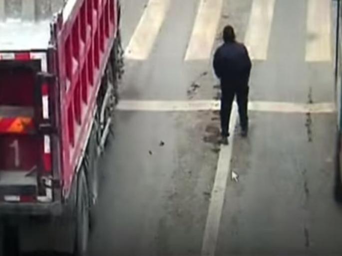 Fortunately, he remained alive under the truck | दैवबलवत्तर म्हणून तो ट्रकखाली चिरडूनही जिवंत राहीला