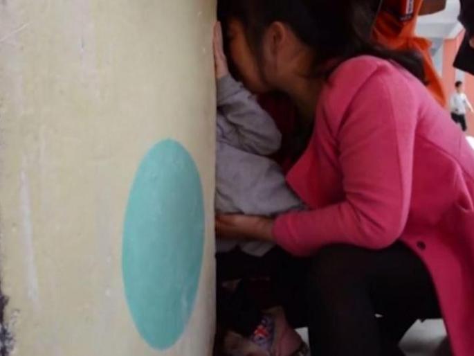 When the girl's head caught in the walls | जेव्हा चिमुकलीचं डोकं भिंतींमध्ये अडकतं When the girl's head caught in the walls | जेव्हा चिमुकलीचं डोकं भिंतींमध्ये अडकतं