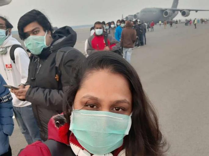 90 Indians from China welcomed into the ground, family members cheered | Coronavirus : चीनमध्ये अडकलेल्या 90 भारतीयांचे मायभूमीत आगमन, कुटुंबीयांना अत्यानंद 90 Indians from China welcomed into the ground, family members cheered | Coronavirus : चीनमध्ये अडकलेल्या 90 भारतीयांचे मायभूमीत आगमन, कुटुंबीयांना अत्यानंद