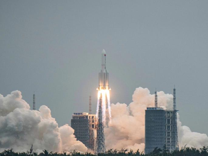 China's out of control rocket will crash on the earth at 4pm; Where Will It Land? | China Rocket out of control: अवघ्या जगाने श्वास रोखला! चीनचे अनियंत्रित रॉकेट कोणत्याही क्षणी कोसळणार China's out of control rocket will crash on the earth at 4pm; Where Will It Land? | China Rocket out of control: अवघ्या जगाने श्वास रोखला! चीनचे अनियंत्रित रॉकेट कोणत्याही क्षणी कोसळणार