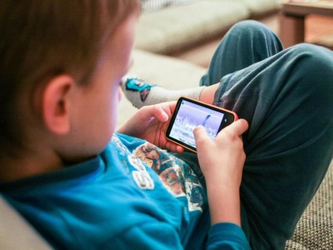 Children are currently interested in mobile games instead of games | मुलांना सध्या खेळांऐवजी मोबाइल गेम्समध्ये रस Children are currently interested in mobile games instead of games | मुलांना सध्या खेळांऐवजी मोबाइल गेम्समध्ये रस
