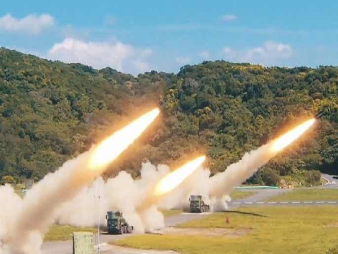 China-Taiwan Tension: China fired 11 missiles on Taiwan but 5 landed in Japan, says source | China-Taiwan Tension: चीन-तैवान तणाव शिगेला; चीनने 11 मिसाईल डागल्या पण 5 जपानमध्ये पडल्या China-Taiwan Tension: China fired 11 missiles on Taiwan but 5 landed in Japan, says source | China-Taiwan Tension: चीन-तैवान तणाव शिगेला; चीनने 11 मिसाईल डागल्या पण 5 जपानमध्ये पडल्या