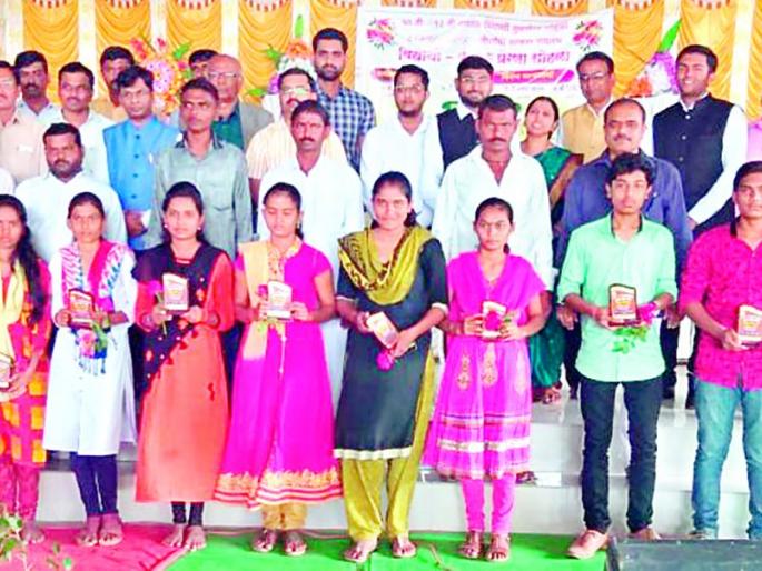 Distinguished quality at Chinchgavan in Chalisgaon taluka | चाळीसगाव तालुक्यातील चिंचगव्हाण येथे गुणवंतांचा गौरव