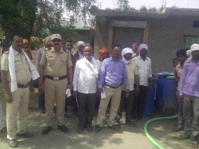 Distribution of water to the police in Chincholi! | चिंचोलीत पोलीस बंदोबस्तात पाणी वितरण!