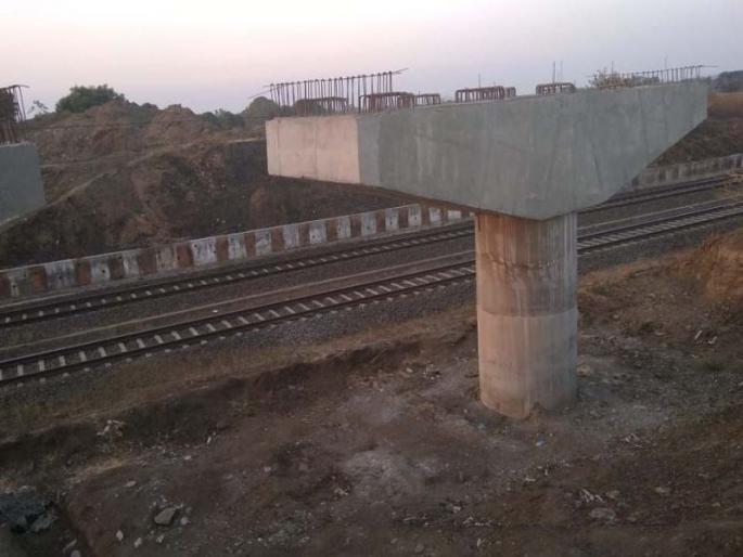 Angry with the work of bridge work | पुलाचे काम रखडल्याने नाराजी Angry with the work of bridge work | पुलाचे काम रखडल्याने नाराजी