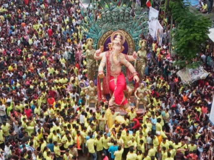 Police officer saved young girl's life, found god in khaki uniform | ...अन् गर्दीत सापडला खाकीतला देव; मोठी दुर्घटना टळली! Police officer saved young girl's life, found god in khaki uniform | ...अन् गर्दीत सापडला खाकीतला देव; मोठी दुर्घटना टळली!