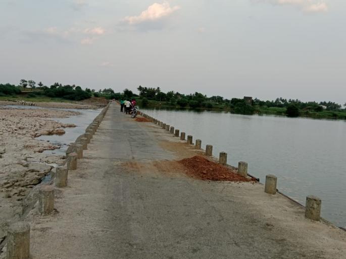 after auj chinchpur dam was also filled | औजनंतर चिंचपूर बंधाराही भरला, साेलापूरच्या पाणी पुरवठ्याची दीड महिन्याची चिंता दूर after auj chinchpur dam was also filled | औजनंतर चिंचपूर बंधाराही भरला, साेलापूरच्या पाणी पुरवठ्याची दीड महिन्याची चिंता दूर