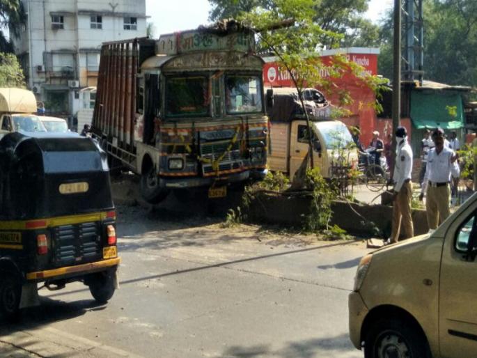 Truck dashing to divider out after control; accident in Pimpri Chinchwad | ताबा सुटल्याने ट्रक धडकला दुभाजकाला; पिंपरी चिंचवड येथील प्रकार Truck dashing to divider out after control; accident in Pimpri Chinchwad | ताबा सुटल्याने ट्रक धडकला दुभाजकाला; पिंपरी चिंचवड येथील प्रकार