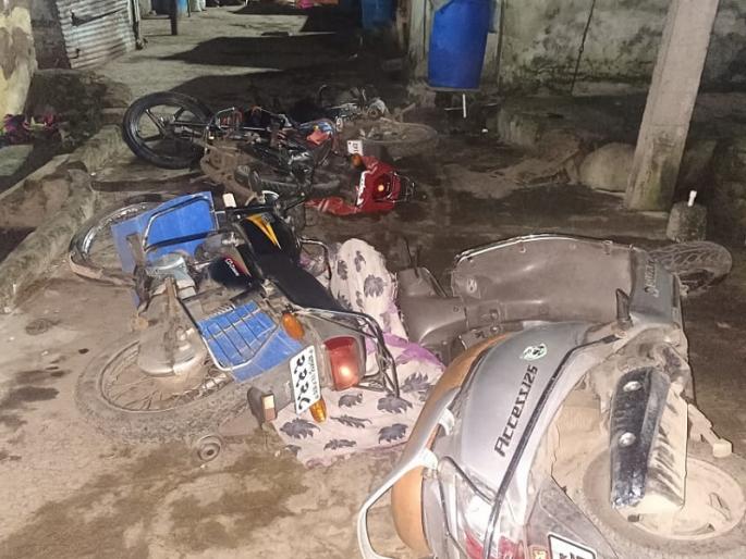 Gang attack by vandalizing vehicles, incident in Chinchwad pune crime news | Pimpri Chinchwad: वाहनांची तोडफोड करत टोळक्याचा हल्ला, चिंचवडमधील घटना Gang attack by vandalizing vehicles, incident in Chinchwad pune crime news | Pimpri Chinchwad: वाहनांची तोडफोड करत टोळक्याचा हल्ला, चिंचवडमधील घटना