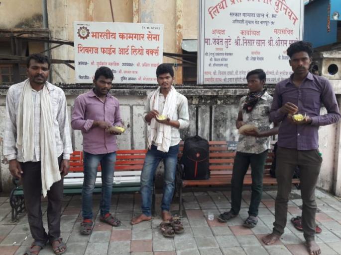 Two days of hungry laborer in Chhindwada : Return to their village by foot | छिंदवाड्यातील मजुरांची झाली दोन दिवस उपासमार : पायीच निघाले गावाकडे Two days of hungry laborer in Chhindwada : Return to their village by foot | छिंदवाड्यातील मजुरांची झाली दोन दिवस उपासमार : पायीच निघाले गावाकडे
