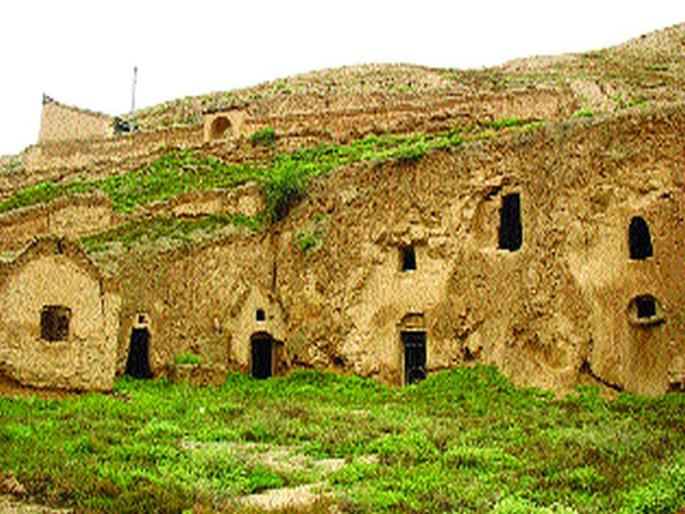 4 million people in Chinese caves | चीनच्या गुहांमध्ये ४ कोटी लोक 4 million people in Chinese caves | चीनच्या गुहांमध्ये ४ कोटी लोक