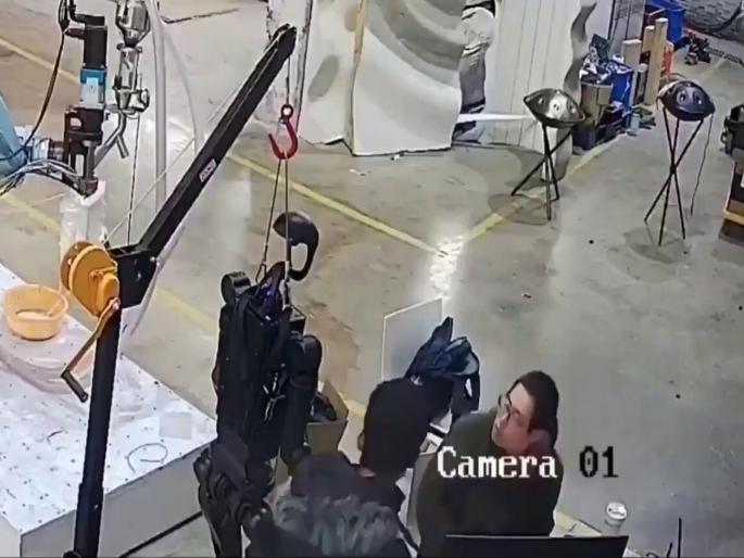 Video: Robot suddenly becomes violent in Chinese factory; fatally attacks employees | Video: चिनी फॅक्टरीत रोबोट अचानक झाला हिंसक; कर्मचाऱ्यांवर केला जीवघेणा हल्ला, मग... Video: Robot suddenly becomes violent in Chinese factory; fatally attacks employees | Video: चिनी फॅक्टरीत रोबोट अचानक झाला हिंसक; कर्मचाऱ्यांवर केला जीवघेणा हल्ला, मग...