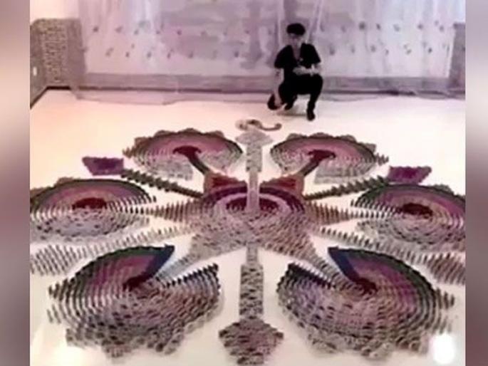 using domino effect guy created art from playcards | खेळाच्या पत्त्यांनी साकारली सुबक रांगोळी, डॉमिनो इफेक्टची कलाकृती using domino effect guy created art from playcards | खेळाच्या पत्त्यांनी साकारली सुबक रांगोळी, डॉमिनो इफेक्टची कलाकृती