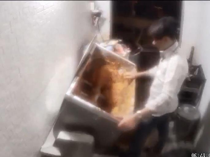 Employee dies after shirt gets stuck in grinder at Chinese shop in Dadar | ग्राईंडरमध्ये अडकल्याने तरुणाचा मृत्यू; दादरमधील घटना सीसीटीव्हीत कैद