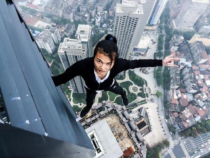 popular Chinese rooftop climbing stuntman wang yongning dies while shooting new video | लोकप्रिय चिनी स्टंटमॅनचा ६२व्या मजल्यावरुन कोसळून दुर्दैवी मृत्यू, हा व्हिडीयो ठरला शेवटचा popular Chinese rooftop climbing stuntman wang yongning dies while shooting new video | लोकप्रिय चिनी स्टंटमॅनचा ६२व्या मजल्यावरुन कोसळून दुर्दैवी मृत्यू, हा व्हिडीयो ठरला शेवटचा