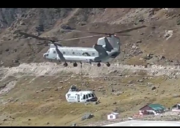 VIDEO : Chinook helicopter carry back the debris of Indian Air Force's MI-17 helicopter | VIDEO : चिनूकने दाखवली शक्तीची चुणूक, अपघातग्रस्त हेलिकॉप्टर थेट उचलून नेले VIDEO : Chinook helicopter carry back the debris of Indian Air Force's MI-17 helicopter | VIDEO : चिनूकने दाखवली शक्तीची चुणूक, अपघातग्रस्त हेलिकॉप्टर थेट उचलून नेले