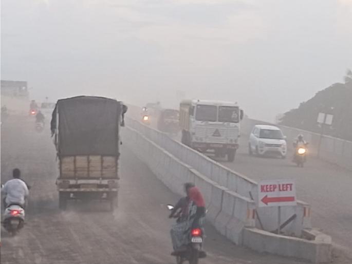 Dual traffic started from Chintamaninagar railway flyover in Sangli | Sangli: हवेत धुळीचे लोट उडवीत चिंतामणीनगर पूल खुला, काम अर्धवटच Dual traffic started from Chintamaninagar railway flyover in Sangli | Sangli: हवेत धुळीचे लोट उडवीत चिंतामणीनगर पूल खुला, काम अर्धवटच