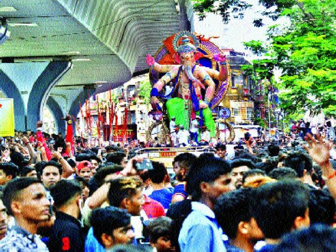Dharmadhaka of Ganesha's arrival with Chinchpokli's Chintamani | चिंचपोकळीच्या चिंतामणीसह गणरायाच्या आगमनांचा धूमधडाका Dharmadhaka of Ganesha's arrival with Chinchpokli's Chintamani | चिंचपोकळीच्या चिंतामणीसह गणरायाच्या आगमनांचा धूमधडाका