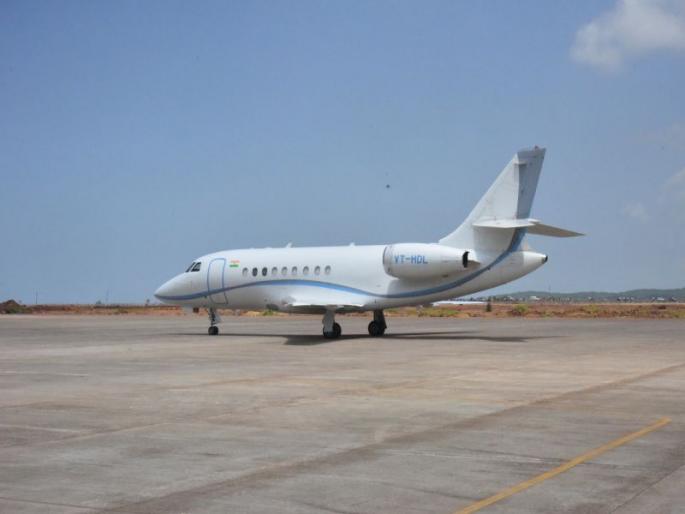 First test flight lands at Sindhudurg airport in Maharashtra | विमानाचे लँडिंग झाले... हात गगनाला भिडले! First test flight lands at Sindhudurg airport in Maharashtra | विमानाचे लँडिंग झाले... हात गगनाला भिडले!