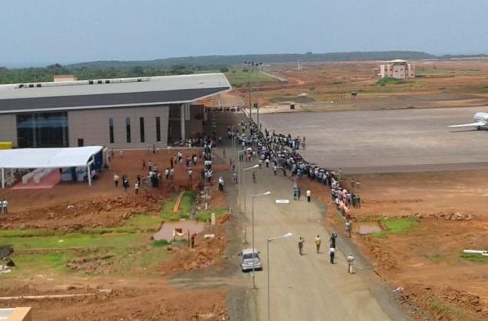 Chipi airport first plane landed ... | चिपी विमानतळावर पहिले विमान उतरले...