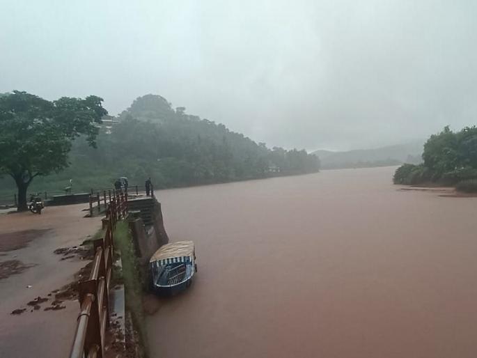 chiplun vashista river near to overflow heavy rain continues | चिपळूणकरांच्या उरात पुन्हा धडकी, मुसळधार पावसामुळे सतर्कतेचा इशारा chiplun vashista river near to overflow heavy rain continues | चिपळूणकरांच्या उरात पुन्हा धडकी, मुसळधार पावसामुळे सतर्कतेचा इशारा
