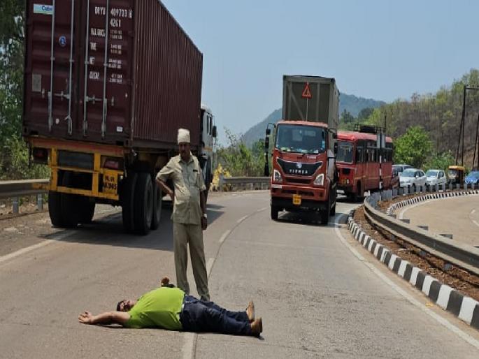 He slept on the Mumbai Goa National Highway for the compensation of the land | जमिनीच्या मोबदल्यासाठी 'तो' चक्क मुंबई-गोवा राष्ट्रीय महामार्गावरच झोपला, गुन्हा दाखल He slept on the Mumbai Goa National Highway for the compensation of the land | जमिनीच्या मोबदल्यासाठी 'तो' चक्क मुंबई-गोवा राष्ट्रीय महामार्गावरच झोपला, गुन्हा दाखल