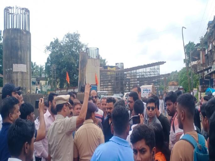 A rope fell on a student during flyover work in Chiplun Shinde Yuva Sena, MNS block the highway | चिपळूणमध्ये उड्डाणपुलाच्या कामावेळी विद्यार्थ्याच्या अंगावर पडली सळी; शिंदे युवासेना, मनसेकडून रास्तारोको