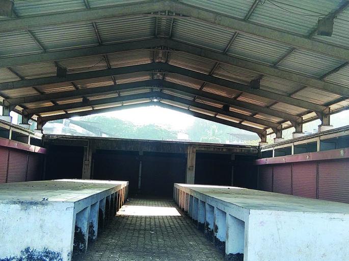 The Chiplun vegetable market finally came to an end, after ten years of building collapse | चिपळूण भाजी मंडईचा गुंता अखेर सुटला, दहा वर्षे इमारत होती पडून The Chiplun vegetable market finally came to an end, after ten years of building collapse | चिपळूण भाजी मंडईचा गुंता अखेर सुटला, दहा वर्षे इमारत होती पडून