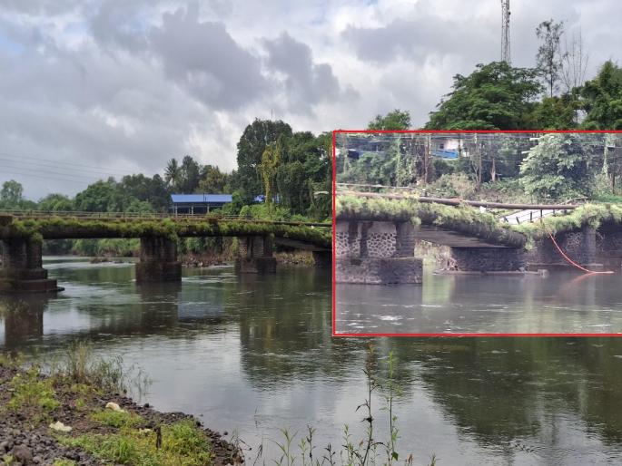 The bridge at Pimpli connecting Chiplun Daspati section collapsed, Disaster averted thanks to villagers | Ratnagiri: चिपळुणात ६० वर्षांपूर्वीचा पूल खचला, ग्रामस्थांमुळे अनर्थ टळला The bridge at Pimpli connecting Chiplun Daspati section collapsed, Disaster averted thanks to villagers | Ratnagiri: चिपळुणात ६० वर्षांपूर्वीचा पूल खचला, ग्रामस्थांमुळे अनर्थ टळला