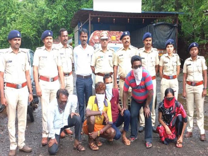 Three more arrested in connection with smuggling of scales | Ratnagiri Crime: खवल्यांच्या तस्करीप्रकरणी आणखी तिघे ताब्यात Three more arrested in connection with smuggling of scales | Ratnagiri Crime: खवल्यांच्या तस्करीप्रकरणी आणखी तिघे ताब्यात