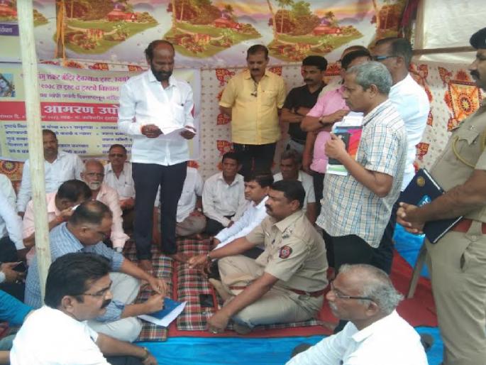 Swayadev, Nandive residents fast adjourned for the next day | स्वयंदेव, नांदिवसेवासीयांचे उपोषण दुसऱ्या दिवशी स्थगित Swayadev, Nandive residents fast adjourned for the next day | स्वयंदेव, नांदिवसेवासीयांचे उपोषण दुसऱ्या दिवशी स्थगित