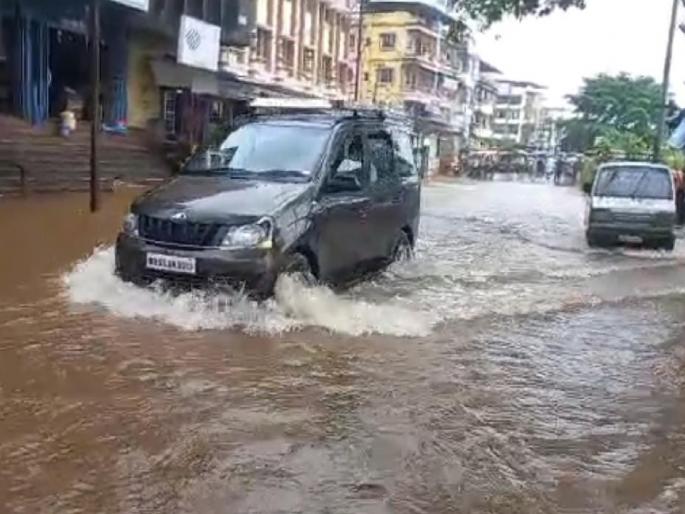 Vashishthi river crossed the warning level, flood water started entering Chiplun market | Ratnagiri: वाशिष्ठी नदीने ओलांडली इशारा पातळी, चिपळूण बाजारपेठेत पुराचे पाणी; नागरिक, व्यापारी धास्तावले Vashishthi river crossed the warning level, flood water started entering Chiplun market | Ratnagiri: वाशिष्ठी नदीने ओलांडली इशारा पातळी, चिपळूण बाजारपेठेत पुराचे पाणी; नागरिक, व्यापारी धास्तावले