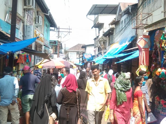 Forget the corona and go to the market to buy Chiplunkar | कोरोनाला विसरून चिपळूणकर खरेदीसाठी बाजारात