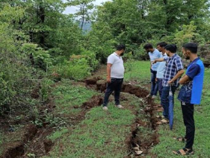 Mountain cracks in Nandivese-Radhanagar area of Chiplun, danger to 16 families | चिपळुणातील नांदिवसे-राधानगर परिसरात डोंगराला भेगा, १६ कुटुंबांना धोका Mountain cracks in Nandivese-Radhanagar area of Chiplun, danger to 16 families | चिपळुणातील नांदिवसे-राधानगर परिसरात डोंगराला भेगा, १६ कुटुंबांना धोका