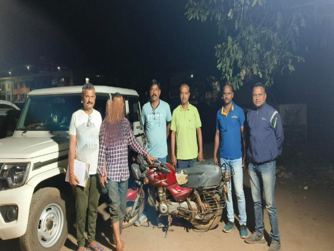 Nephew who absconded after murdering his cousin is in the police net in chiplun | Ratnagiri: चुलतीचा खून करुन फरार झालेला पुतण्या पोलिसांच्या जाळ्यात Nephew who absconded after murdering his cousin is in the police net in chiplun | Ratnagiri: चुलतीचा खून करुन फरार झालेला पुतण्या पोलिसांच्या जाळ्यात