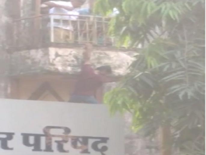 Attempt to commit suicide with two children from the second floor of Chiplun Municipal Council | चिपळूण नगर परिषदेच्या दुसऱ्या मजल्यावरुन एकाचा दोन मुलांसह आत्महत्येचा प्रयत्न Attempt to commit suicide with two children from the second floor of Chiplun Municipal Council | चिपळूण नगर परिषदेच्या दुसऱ्या मजल्यावरुन एकाचा दोन मुलांसह आत्महत्येचा प्रयत्न