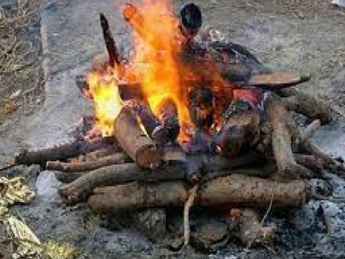 Fight between relatives at a cemetery in Chiplun, four charged | Ratnagiri: चिपळुणात स्मशानभूमीत नातेवाइकांमध्ये हाणामारी, चौघांवर गुन्हा Fight between relatives at a cemetery in Chiplun, four charged | Ratnagiri: चिपळुणात स्मशानभूमीत नातेवाइकांमध्ये हाणामारी, चौघांवर गुन्हा