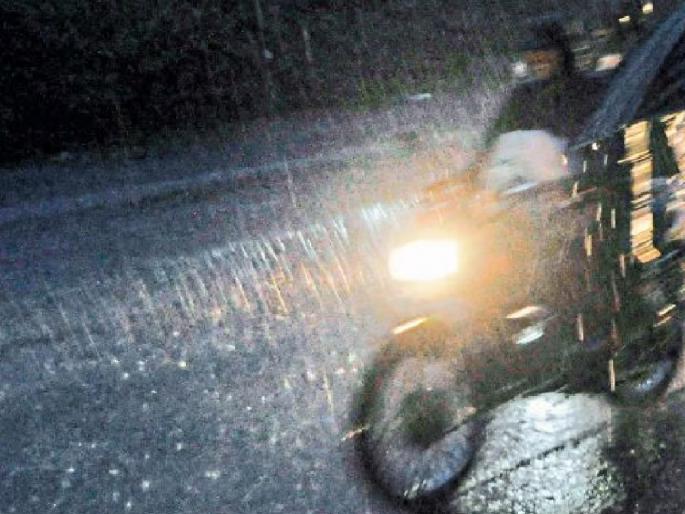 Heavy rain in Chiplun, Citizens ran away | चिपळूणमध्ये विजांच्या कडकडाटासह जोरदार पाऊस Heavy rain in Chiplun, Citizens ran away | चिपळूणमध्ये विजांच्या कडकडाटासह जोरदार पाऊस