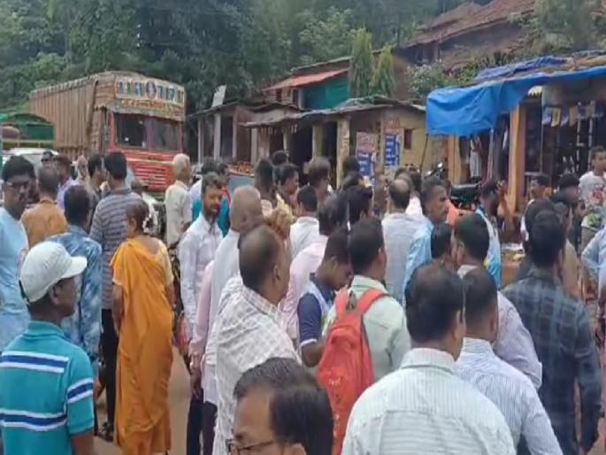 block villagers way on Guhagar Bijapur highway; Traffic stopped  | Ratnagiri: रस्त्याचे निकृष्ट काम; गुहागर-विजापूर महामार्गावर ग्रामस्थांचा रास्ता रोको, वाहतूक ठप्प