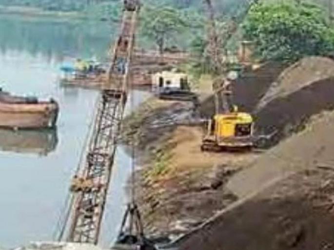 Sand black market in Chiplun, Turnover of five hundred brass sand in just eight minutes | चिपळुणात ‘काळ्या सोन्या’चा काळा बाजार, अवघ्या आठ मिनिटात पाचशे ब्रास वाळूची उलाढाल Sand black market in Chiplun, Turnover of five hundred brass sand in just eight minutes | चिपळुणात ‘काळ्या सोन्या’चा काळा बाजार, अवघ्या आठ मिनिटात पाचशे ब्रास वाळूची उलाढाल