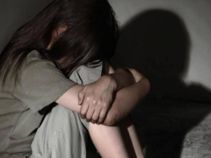 School van driver molests student in Chiplun angry parents beat her up | चिपळुणातील विद्यार्थिनीचा स्कूल व्हॅनचालकाकडून विनयभंग, संतप्त पालकांनी दिला चोप School van driver molests student in Chiplun angry parents beat her up | चिपळुणातील विद्यार्थिनीचा स्कूल व्हॅनचालकाकडून विनयभंग, संतप्त पालकांनी दिला चोप