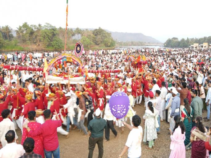 The Sherne program of the famous Gowalkot Pethmap Majarekashi temples, Shri Dev Someshwar and Shri Devi Karanjeshwari was held with enthusiasm in the city of Konkan | Ratnagiri: देवी करंजेश्वरी देवस्थानच्या पालख्यांनी ४४ शेरणे शोधली!, गोवळकोट येथे मिरवणुकीने शिमगोत्सवाची सांगता The Sherne program of the famous Gowalkot Pethmap Majarekashi temples, Shri Dev Someshwar and Shri Devi Karanjeshwari was held with enthusiasm in the city of Konkan | Ratnagiri: देवी करंजेश्वरी देवस्थानच्या पालख्यांनी ४४ शेरणे शोधली!, गोवळकोट येथे मिरवणुकीने शिमगोत्सवाची सांगता