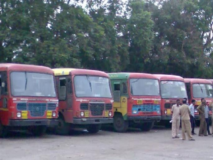 ST bus service canceled due to Maratha agitation will resume from Chiplun Agar | चिपळूणची ‘लालपरी’ चार दिवसांनी पश्चिम महाराष्ट्रात, मराठा आंदोलनामुळे वाहतूक होती ठप्प ST bus service canceled due to Maratha agitation will resume from Chiplun Agar | चिपळूणची ‘लालपरी’ चार दिवसांनी पश्चिम महाराष्ट्रात, मराठा आंदोलनामुळे वाहतूक होती ठप्प